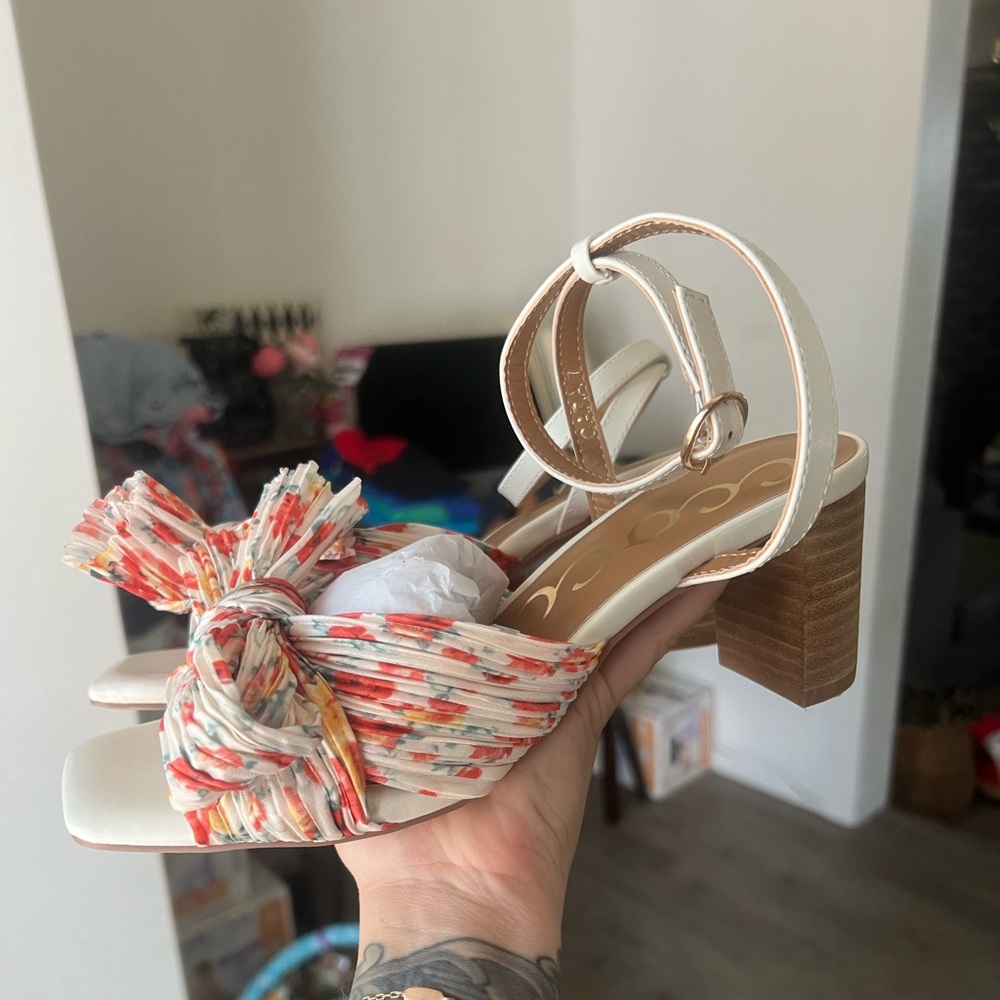 size 7 - Picture 3 of 3